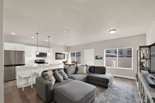 462 E London Wy, Clearfield, UT 84015 - Photo 2