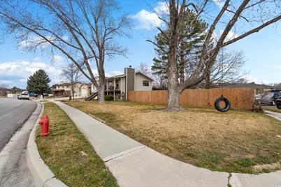 1563 E Tameron Dr, Sandy, UT 84092 - Photo 4