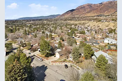 8967 S Cobblecrest Ln, Sandy, UT 84093 - Photo 10