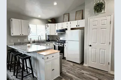 2147 E Shadow Dr, Eagle Mountain, UT 84005 - Photo 4