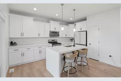 10538 S Bay Dr, Sandy, UT 84092 - Photo 8