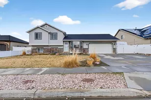 768 W 1090 N, Clinton, UT 84015 - Photo 2