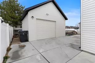 2303 E Hawthorne St, Saratoga Springs, UT 84043 - Photo 2