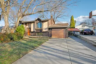 569 E Aloha Ln, Sandy, UT 84070 - Photo 14