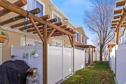 628 W Creek Bluff Cv, Sandy, UT 84070 - Photo 26
