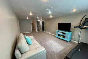 585 E 400 S, River Heights, UT 84321 - Photo 10