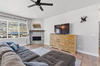 2313 E Patriot Dr, Eagle Mountain, UT 84005 - Photo 18