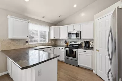 687 W 2025 N, Centerville, UT 84014 - Photo 4