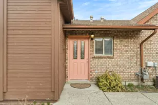 325 W Willow Way, Pleasant View, UT 84414 - Photo 2