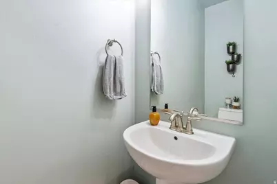 2052 W Phillips St, Kaysville, UT 84037 - Photo 16