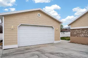 2487 W Lusterpointe Ln, West Jordan, UT 84088 - Photo 36