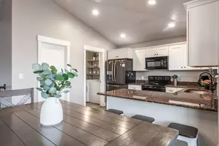 1070 E Hunter Ln, Eagle Mountain, UT 84005 - Photo 4