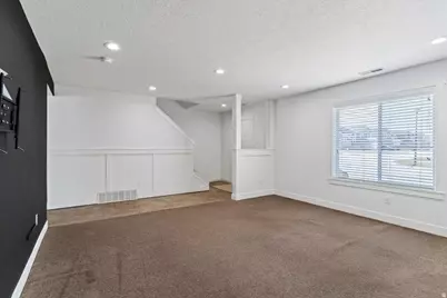 928 W Willow Brook Ln, Pleasant View, UT 84414 - Photo 2