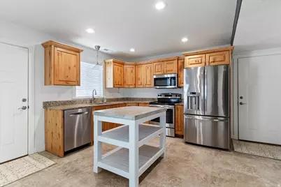 928 W Willow Brook Ln, Pleasant View, UT 84414 - Photo 6