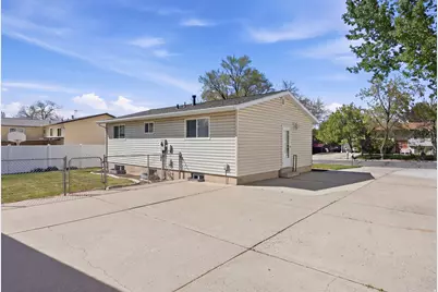 574 E Aloha Ln S, Sandy, UT 84070 - Photo 2