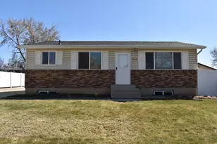 574 E Aloha Ln S, Sandy, UT 84070 - Photo 2