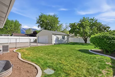 574 E Aloha Ln S, Sandy, UT 84070 - Photo 4