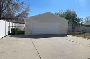 574 E Aloha Ln S, Sandy, UT 84070 - Photo 6