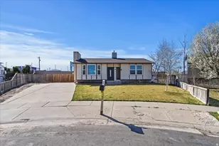 5578 W Poacher Cir S, Salt Lake City, UT 84118 - Photo 2