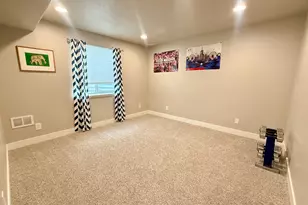 522 N 800 E, Hyde Park, UT 84318 - Photo 14