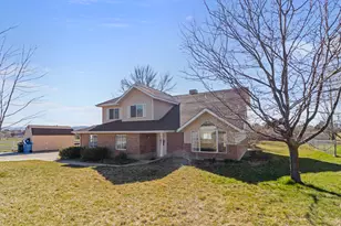 307 S 400 E, Hyde Park, UT 84318 - Photo 2