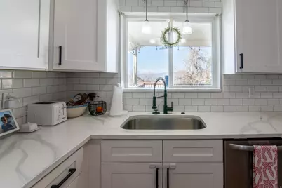 2226 E Castle Hill Ave S, Cottonwood Heights, UT 84121 - Photo 12