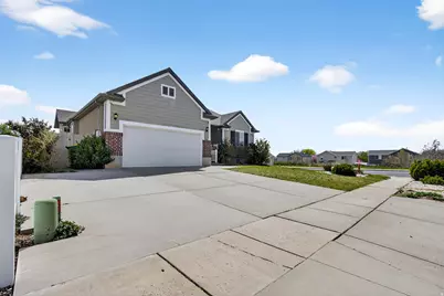 906 E Sam Cir, Clearfield, UT 84015 - Photo 2