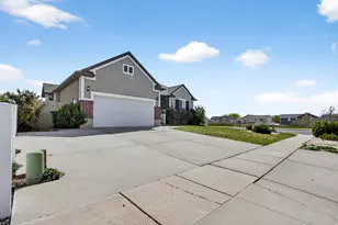 906 E Sam Circle, Clearfield, UT 84015 - Photo 2