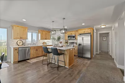 9032 N Barton Creek Dr, Eagle Mountain, UT 84005 - Photo 2