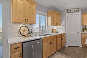 9032 N Barton Creek Dr, Eagle Mountain, UT 84005 - Photo 18