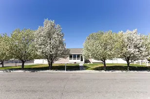 69 N Meadowlark Cir W, Grantsville, UT 84029 - Photo 2