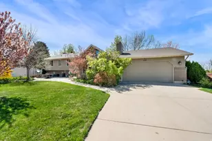 698 E 200 S, Bountiful, UT 84010 - Photo 2