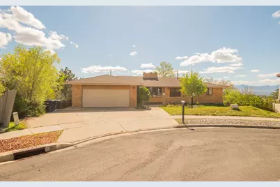2534 E Grand Point Cir, Sandy, UT 84092 - Photo 2
