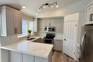 988 E Blue Heron Circle, Draper, UT 84020 - Photo 4