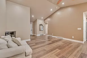 877 N Fox Run Dr E, Tooele, UT 84074 - Photo 6