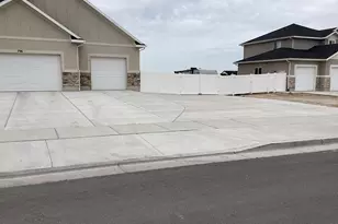 796 W Cherry Orchard Ln, Grantsville, UT 84029 - Photo 2
