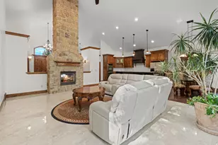 10637 S Crescent Bend Dr, Sandy, UT 84070 - Photo 2