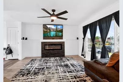 5592 S 3975 W, Roy, UT 84067 - Photo 4