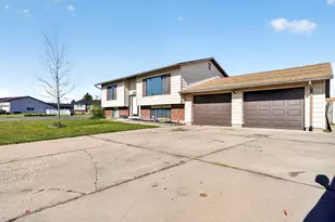 5592 S 3975 W, Roy, UT 84067 - Photo 4