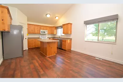 107 E 2100 S, Clearfield, UT 84015 - Photo 4