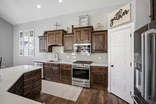 698 N Farmland Dr, Kaysville, UT 84037 - Photo 10