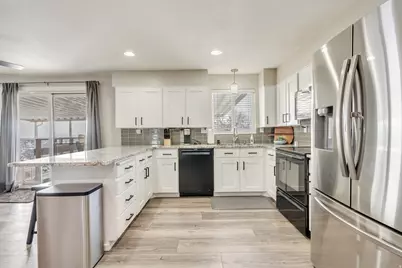 9926 S Lannae Dr, Sandy, UT 84094 - Photo 4