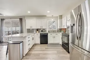 9926 S Lannae Dr, Sandy, UT 84094 - Photo 4