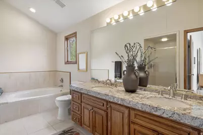 9725 S Ruskin Cir, Sandy, UT 84092 - Photo 32