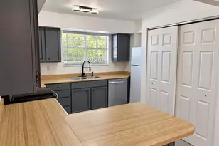 696 E Williamsburg Park Circle, Sandy, UT 84070 - Photo 4