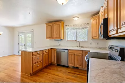 10140 S Buttercup Dr, Sandy, UT 84092 - Photo 4