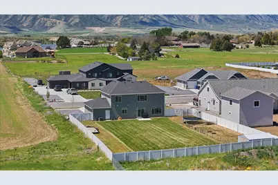 695 S 400 E, Hyrum, UT 84319 - Photo 34