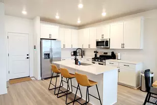 933 W Sunspear Dr, Saratoga Springs, UT 84045 - Photo 6