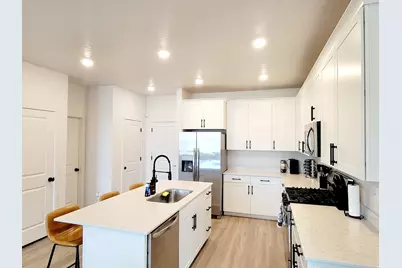 933 W Sunspear Dr, Saratoga Springs, UT 84045 - Photo 8