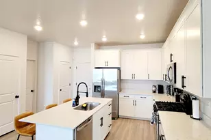 933 W Sunspear Dr, Saratoga Springs, UT 84045 - Photo 8